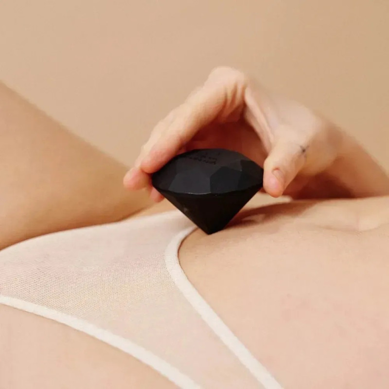 Вібратор для клітора Bijoux Indiscrets Diamond у формі алмаза, чорний
